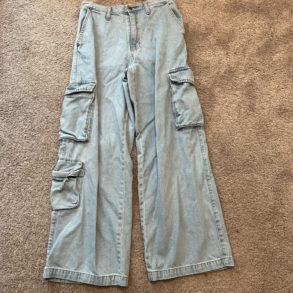 Universal Thread size 8 Light Blue Cargo Jeans wide leg